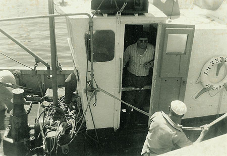 Jean-Pierre à la passerelle du Au Gré des Vents
