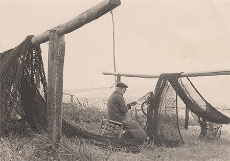 A ramender le filet sur la grève