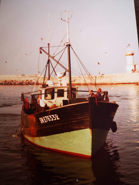 Bateau à l'entrée du port