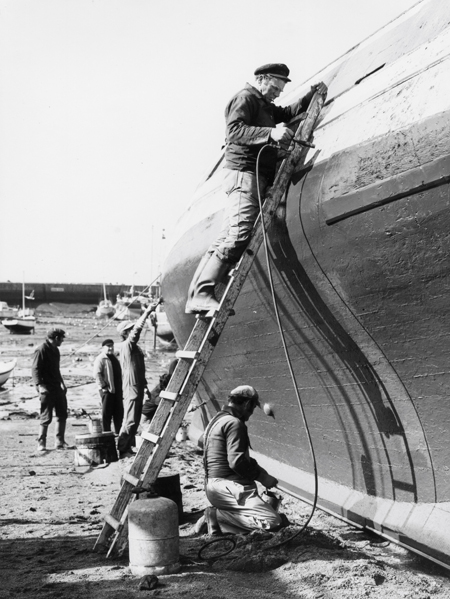 En carénage dans le port à marée basse